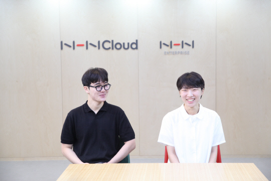 NHN클라우드 보안위협관제팀 2023년 신입사원인 정관우(왼쪽) 사원과 김정민 사원. NHN클라우드 제공